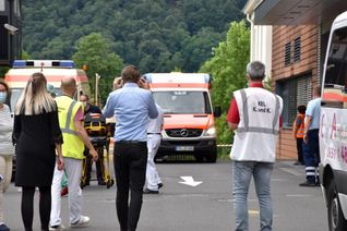 Mitarbeiter des Trierer Klinikums Mutterhaus der Borromäerinnen Mitte empfangen die Patientinnen und Patienten aus dem Klinikum Mutterhaus Ehrang. Wegen des Hochwassers ist das Ehranger Haus heute evakuiert worden.  Fotos: Raphael Wlotzki, Klinikum Mutterhaus der Borromäerinnen