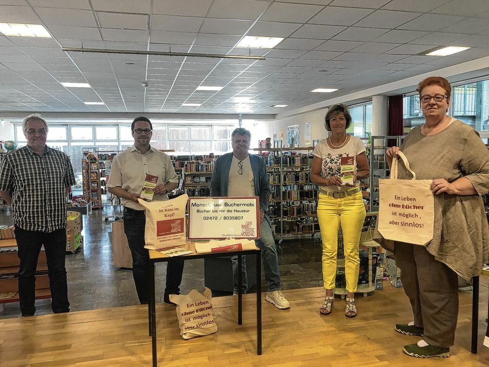 Vertreter von Förderverein und Stadt Monschau präsentieren mit Trixi Reichardt (r.) das neueste Angebot der Stadtbücherei: Einen Hol- und Bringservice mit dem »Monschauer Büchermobil«. Foto: T. Förster