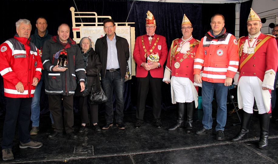 Zülpichs DRK-Chef Lothar Henrich (l.) und Gemeinschaftsleiter Thomas Heinen (2.v.r.) freuten sich, dass Claus Helfen (5.v.l.) die Preisträger René Zander (2.v.l.), Ludger Sulimma (3.v.l.) und Andreas Tschauner (4.v.r.) auszeichnete. Foto: Thomas Schmitz/pp/Agentur ProfiPress