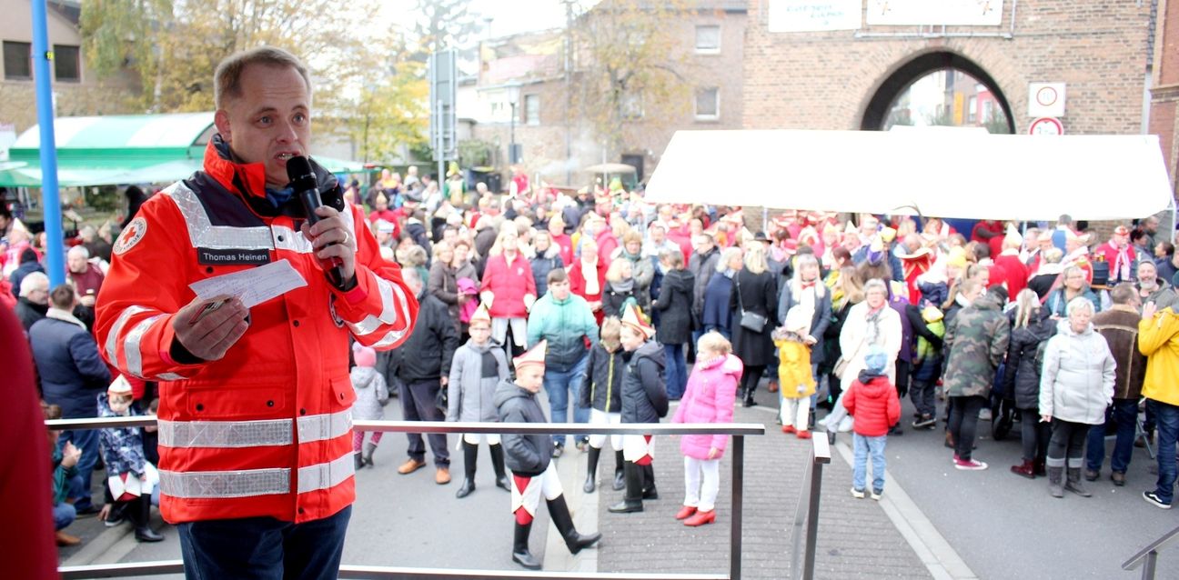Thomas Heinen, Zülpicher DRK-Gemeinschaftsleiter, stellte bei der Sessionseröffnung im Rahmen des Martinsmarktes beeindruckende Zahlen aus 60 Jahren Blutspende-Terminen vor. Foto: Thomas Schmitz/pp/Agentur ProfiPress