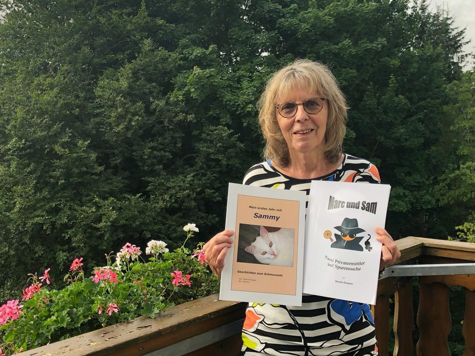 Autorin Monika Dosquet mit ihren Werken, dem Tagebuch über Kater »Sammy« und dem Krimi »Marc und Sam«. Der Hauptdarsteller der Bücher selbst war nicht dazu zu bewegen, sich der Öffentlichkeit zu präsentieren. Foto: T. Förster