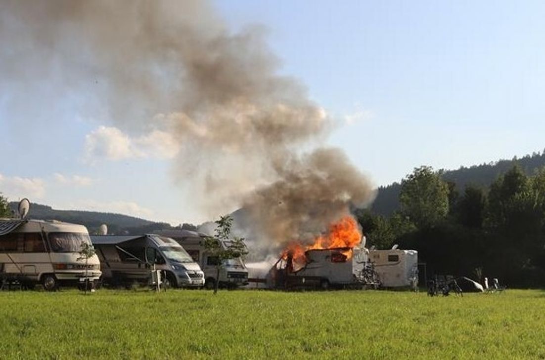 Der Brand verursachte eine hohe Rauchsäule.