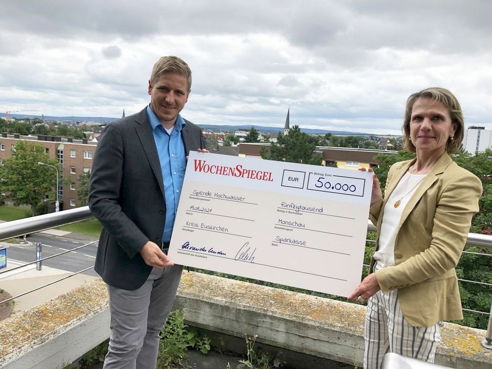 Martina Schmitz (re.), Geschäftsführerin des Weiss-Verlags, übergab im Namen des WochenSpiegel-Verlegers Georg Weiss eine Spende über 50.000 Euro an den Euskirchener Landrat Markus Ramers. mn-Foto