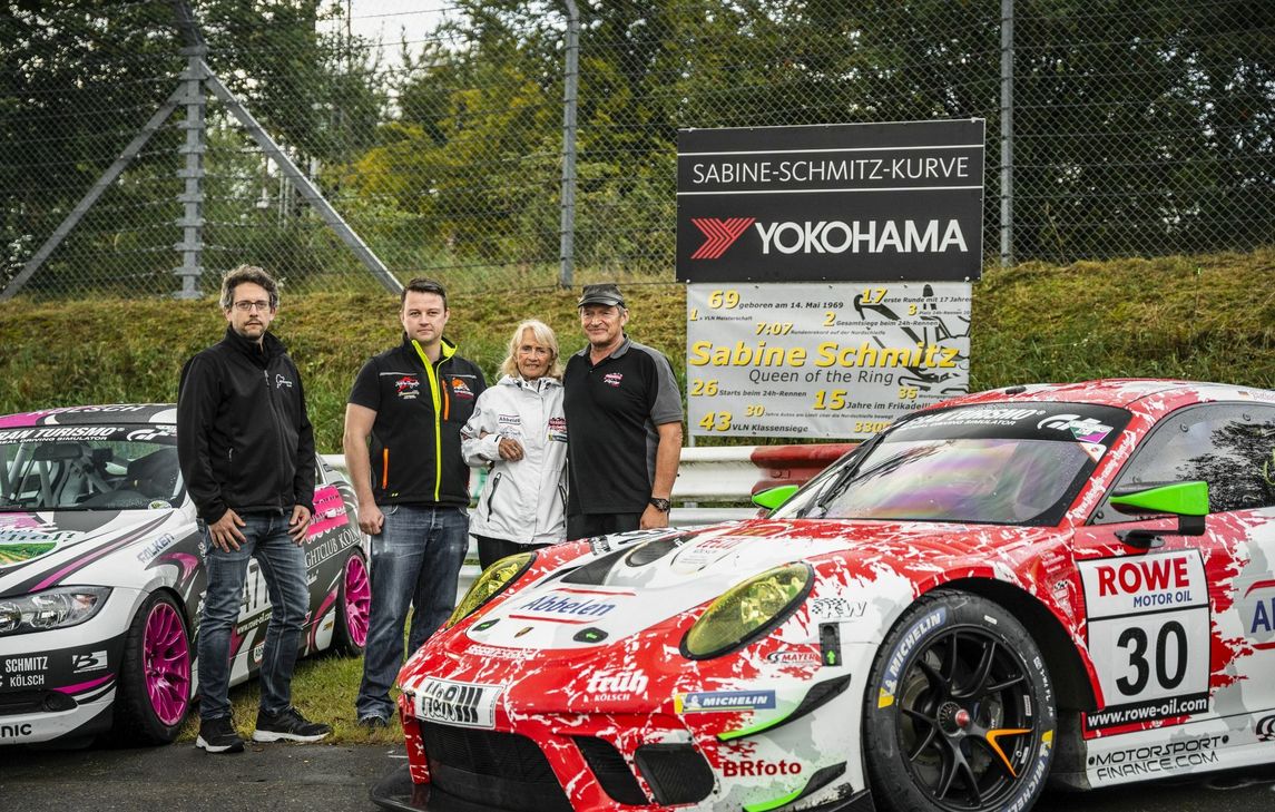 Das Schild in der SabineSchmitz-Kurve wurde im Beisein ihrer Familie – Klaus Abbelen, Ursula und Beat Schmitz – sowie Ringsprecher Alexander Gerhard (links) enthüllt.