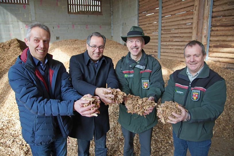 Fachbereichsleiter Burkhard Born, Landrat Gregor Eibes, Forstamtsleiter Ulrich Frömsdorf und Revierförster Alois Meyer freuen sich, dass immer mehr kreiseigene Gebäude mit Bio-Energie beheizt werden können. Foto: Kreisverwaltung