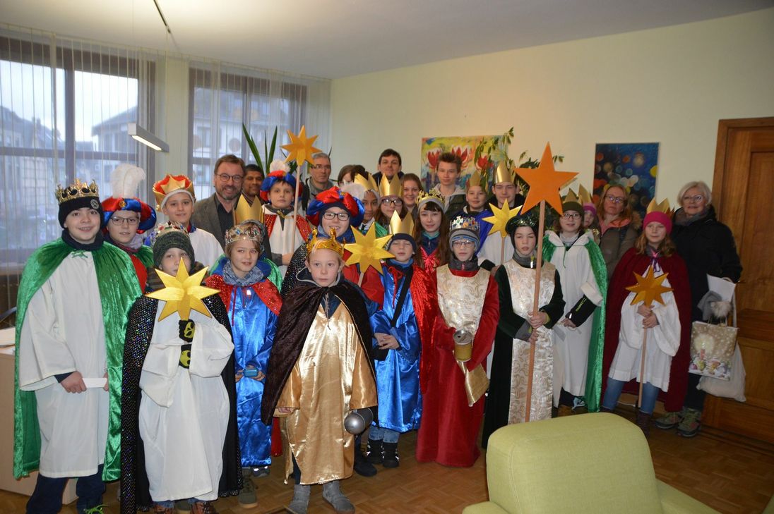 Oberbürgermeister Wolfgang Treis empfing die Sternsinger im Rathaus.