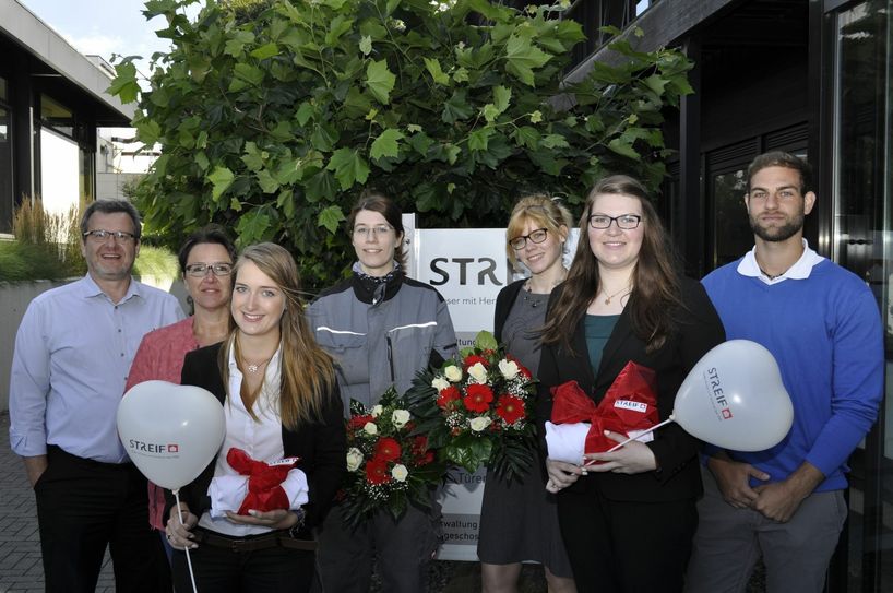 v.l.: Werner Peintinger (Geschäftsführer STREIF Haus GmbH), Sylvia Theisen, Sabrina Welke, Franziska Hanns, Sarah Meyer, Christina Streicher, Kevin Tilkes