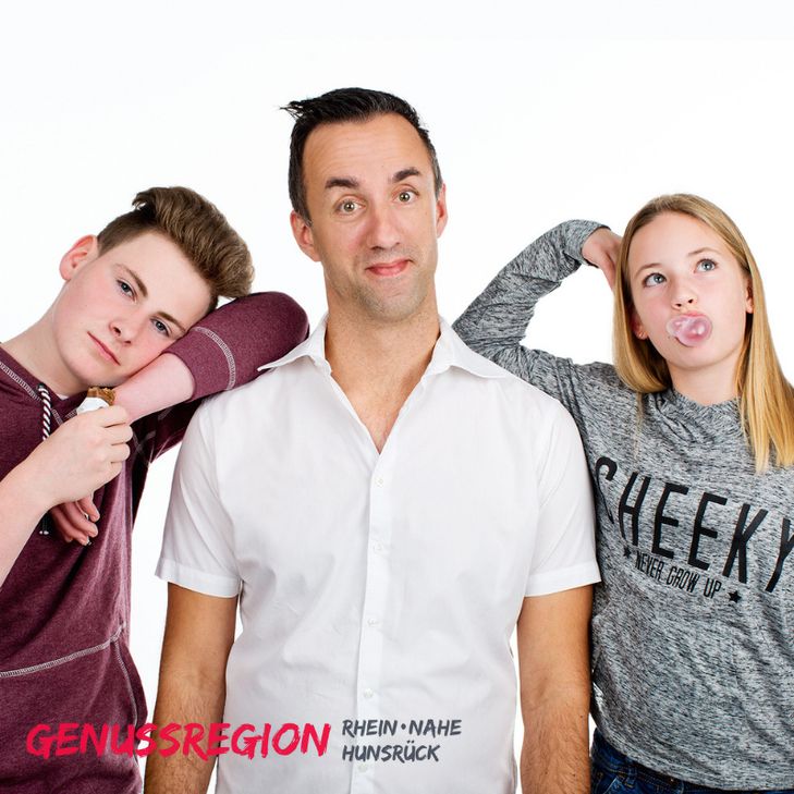 Wir verlosen Freikarten für den Auftritt von Comedian Matthias Jung (M.) am 25. November in Waldböckelheim.