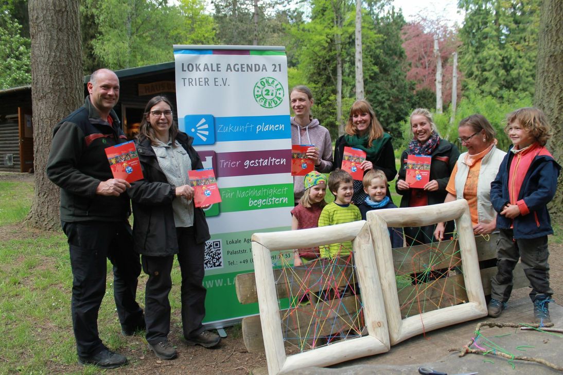 Zum Auftakt des Zukunftsdiploms strickten aufgeweckte Kinder vom Waldkindergarten bunte Spinnennetze, die im Anschluss auf dem Waldlehrpfad aufgestellt wurden. Von links: Peter Neukirch (Forstamt Trier), Kerstin Schmitt (Forstrevier Weisshaus Trier), Leonard Rettig (Amnesty International), Sophie Lungershausen (Lokale Agenda 21 Trier), Kerstin Müller (Forstamt Trier), Claudia Janetzki-Mittmann (Waldpädagogin) und vier Kinder vom Waldkindergarten Waldpänz. Foto: Lokale Agenda