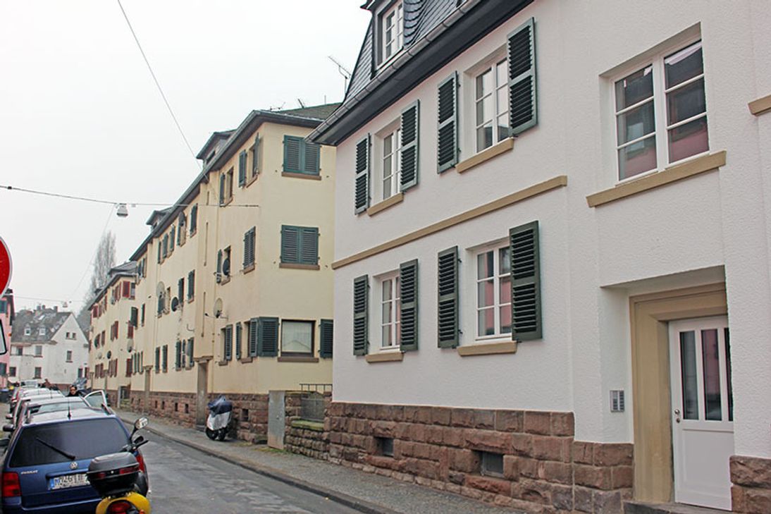 Die Fassaden in der Magnerichstraße in Trier-West zeigen deutlich, welche Häuser schon saniert sind. Die neue Wohnungsbaugesellschaft Wit wird die Sanierung hier fortsetzen. Foto: Stadt Trier