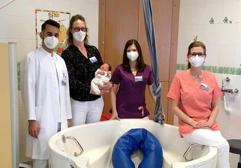 Assistenzarzt Abdullah Al-Khazraji, Hebamme Gudrun Grosenick, Silvesterbaby Henry, Gesundheits- und Kinderkrankenschwester Stefanie Spitzbarth und die examinierte Krankenschwester Dagmar Eislöffel (v.l.).