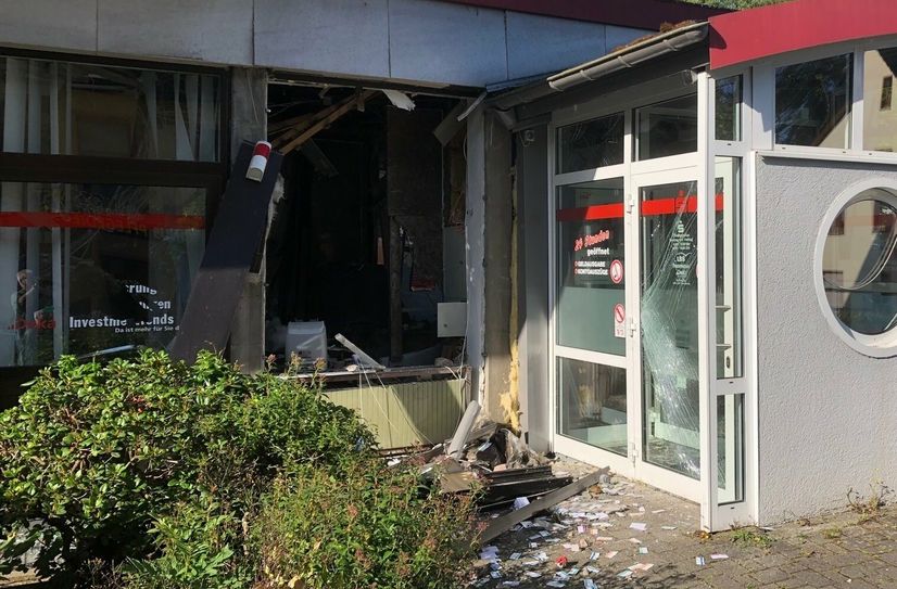 Unbekannte haben heute Nacht gegen 2.15 Uhr in Jünkerath einen Geldautomat der Kreissparkasse gesprengt.