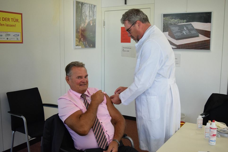 Landrat Günter Rosenke hat sich von Dr. Bernhard Ziemer gegen Influenza impfen lassen und ist nun geschützt. Foto: Breuer