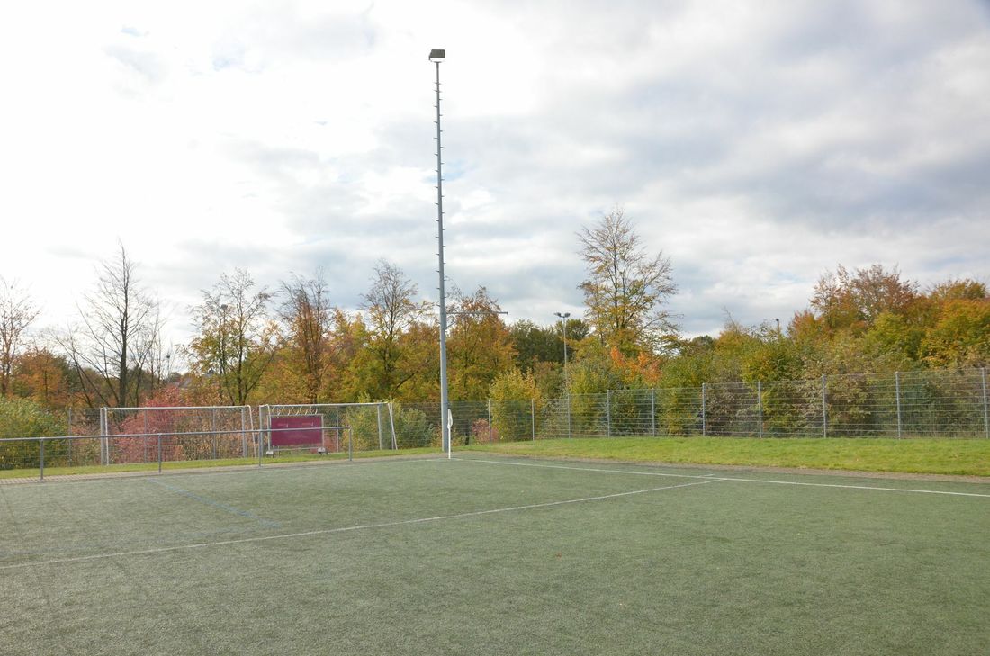 Der Kunstrasenplatz in Eicherscheid ist einer von mehreren Standorten in der Gemeinde Simmerath, die die Telekom mit einem Sendemast ausstatten will. Ziel ist ein möglichst flächendeckender, stabiler Mobilfunkempfang. Foto: T. Förster