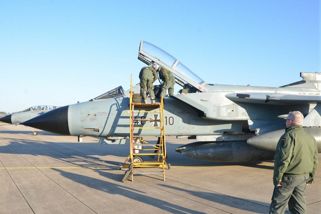 Die bisherigen Tornado-Kampfjets (Foto) sollen ausgemustert werden. Dafür kommen 45 neue F18-Kampfflugzeuge nach Büchel. Foto: Zender
