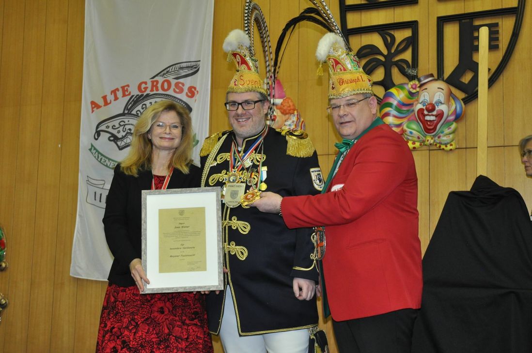 Martina Luig-Kaspari überreichte im Rahmen des Gardistentreffens der Stadt Mayen den Städtischen Verdienstorden an Sven Weber. Zu den ersten Gratulanten gehörte Christoph Schwab, Präsident Alte Große Karnevalsgesellschaft.