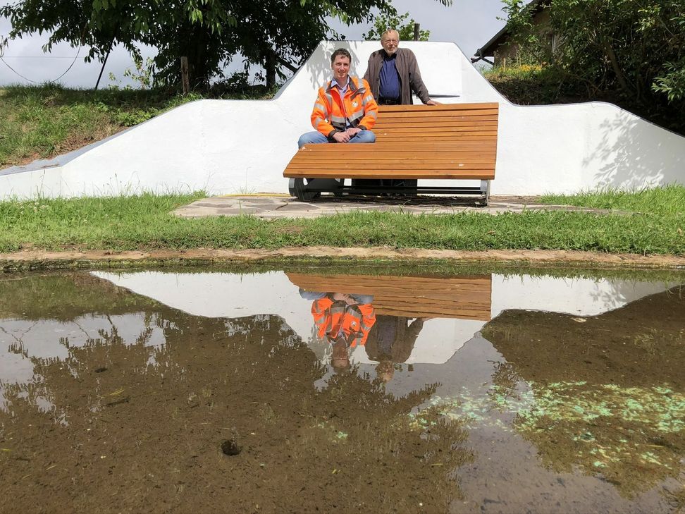 André Kaudel (v.li.) und Hans Reiff am Pütz in Wallenthal, wo die Quelle nun wieder in den Teich läuft und Kaulquappen eine Heimat bietet. Von einer Eifelliege aus lässt sich die Idylle gut beobachten. mn-Foto
