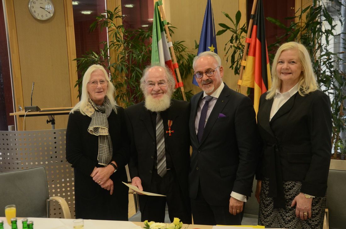 Reiner Jakobs kommt aus dem Feiern gar nicht mehr heraus: Zunächst wurde er von Bundespräsident Joachim Gauck und dessen Frau Daniela Schadt im Schloss Bellevue empfangen. Nun wurde ihm durch Städteregionsrat Helmut Etschenberg das Verdienstkreuz am Bande des Verdienstordens der Bundesrepublik Deutschland verliehen. Erste Gratulanten waren Ehefrau Irmgard und Monschaus Bürgermeisterin Margareta Ritter.