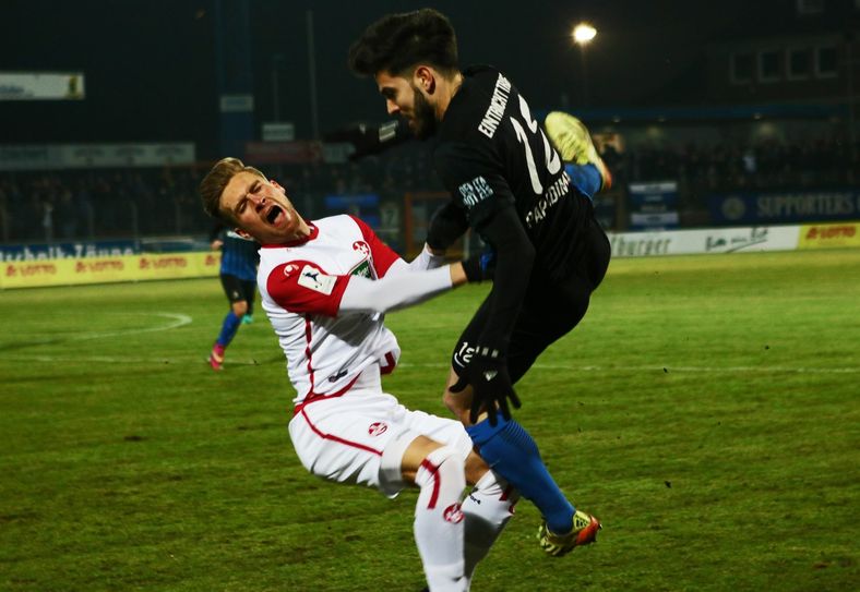 SVE-Neuzugang Papadimitriou (r.) wirft sich von Anfang in jeden Zweikampf, hier im Duell mit Lauterns Torschütze Tino Schmidt