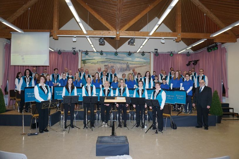 Der Musikverein Alterkülz 1924 beim Konzert 2017 mit Dirigent Jürgen Beyer.