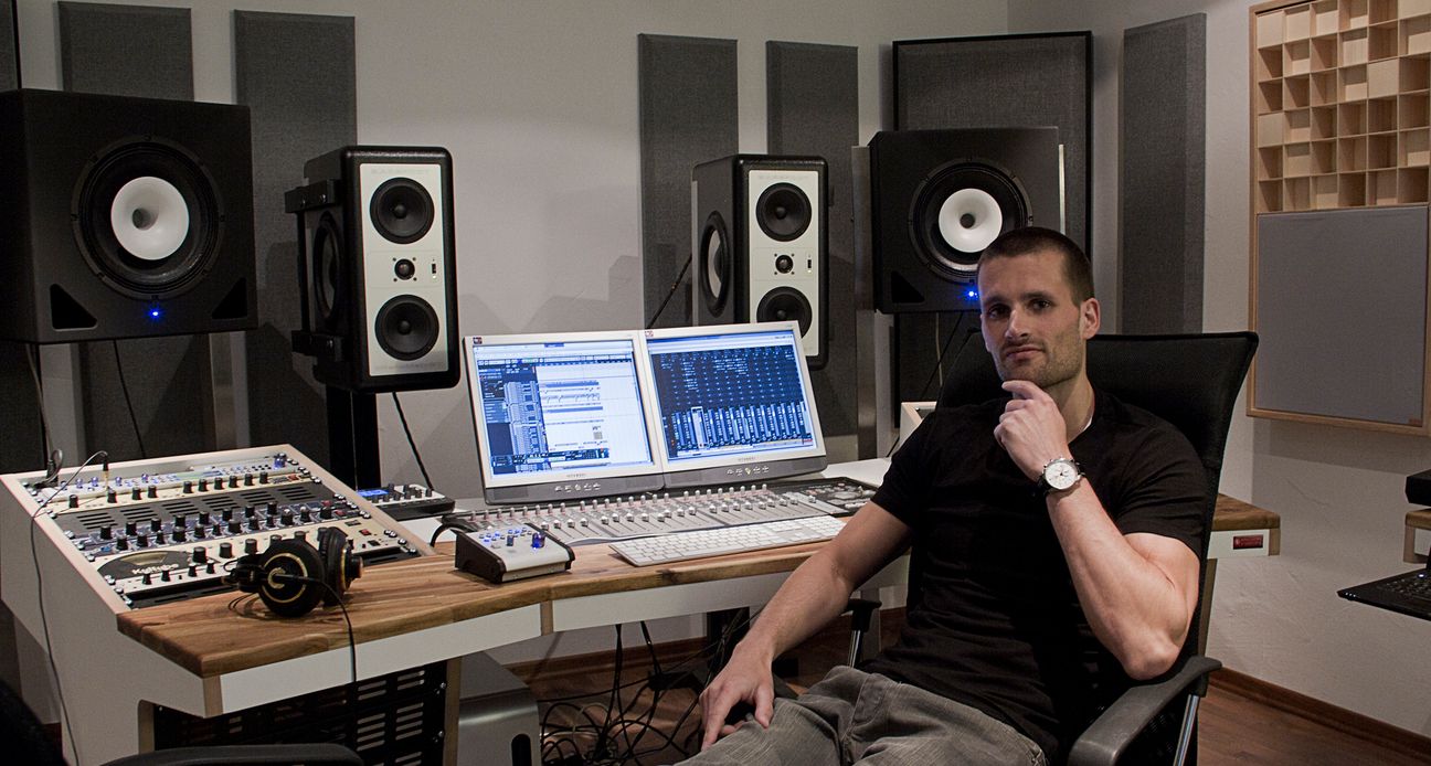 Volker Gebhardt in seinem Tonstudio in Gusterath. Foto: FF