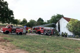 Ein Großaufgebot von Feuerwehren, Rettungsdienst und Polizei bekämpfte das Feuer in einem Reihenendhaus am Ortsrand von Hargesheim.