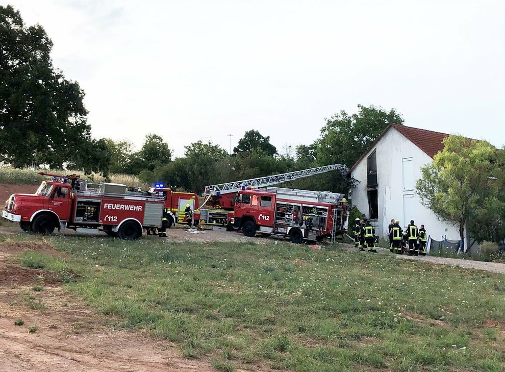 Ein Großaufgebot von Feuerwehren, Rettungsdienst und Polizei bekämpfte das Feuer in einem Reihenendhaus am Ortsrand von Hargesheim.