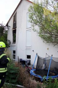 Ein Großaufgebot von Feuerwehren, Rettungsdienst und Polizei bekämpfte das Feuer in einem Reihenendhaus am Ortsrand von Hargesheim.