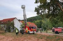 Ein Großaufgebot von Feuerwehren, Rettungsdienst und Polizei bekämpfte das Feuer in einem Reihenendhaus am Ortsrand von Hargesheim.
