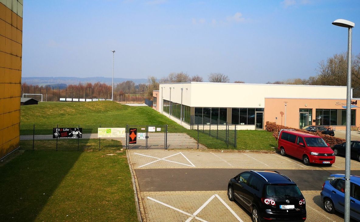 Die Hansa Simmerath lässt durch ambitionierte Baupläne aufhorchen: Zwischen dem SimmBad und dem Kunstrasenplatz ist ein Vereinsheim ins Auge gefasst. Foto: Hoffmann
