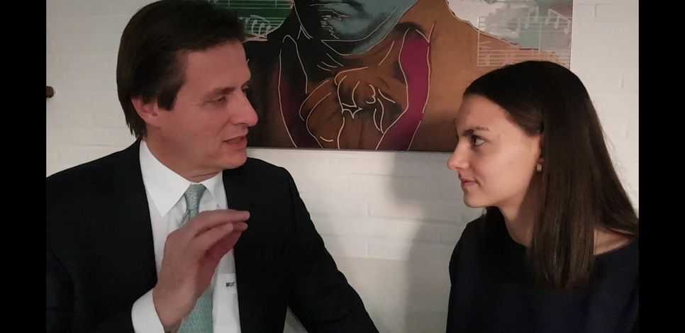 Zara Mainz, Schülerpraktikantin beim WochenSpiegel, fühlt ihrem Vater, IHK-Präsident Wolfgang Mainz auf den Zahn: Was tut die IHK für die Jugend? Foto: Privat