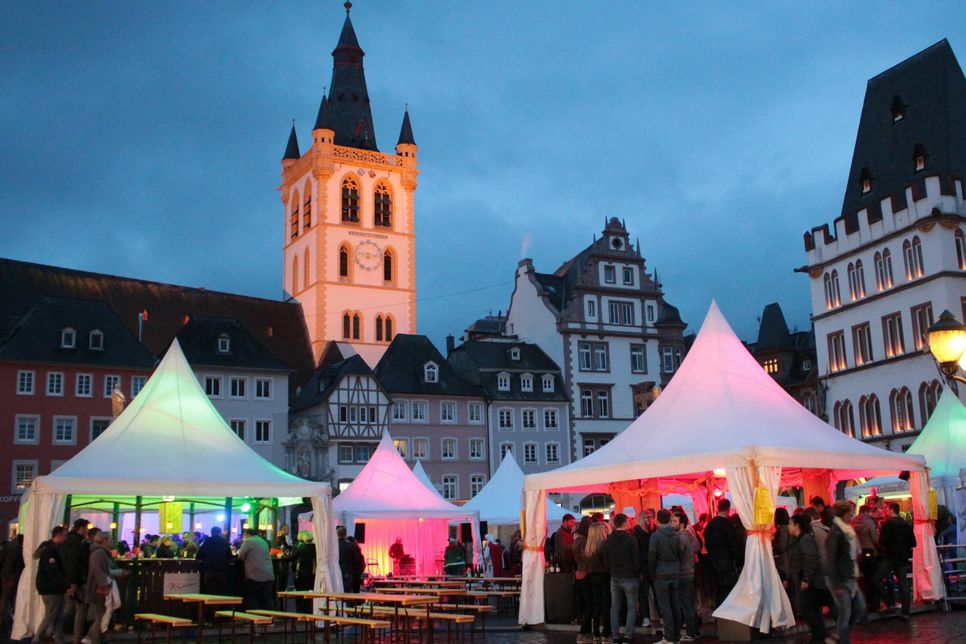 Der Hauptmarkt verwandelt sich an "Wine in the City" wieder zum Weindorf. Der Kornmarkt wird zum Treffpunkt regionaler Winzer. Foto: FF