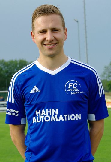 Phillip Flaßhaar wird den FC Karbach zum Saisonende verlassen. Als Dank für seine Leistung und Loyalität zum Verein durfte er in Burgbrohl die Mannschaft als Kapitän auf das Feld führen. (Foto: Arno Boes)