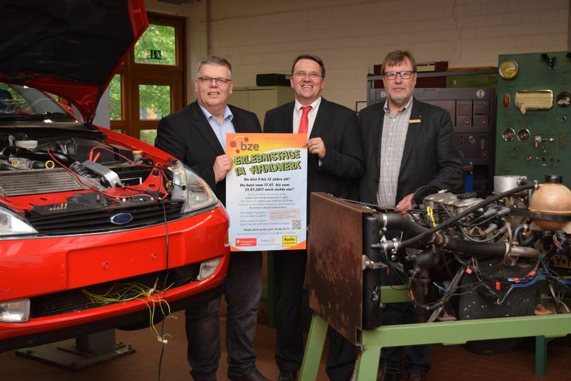 BZE-Leiter Jochen Kupp (v.l.), KSK-Chef Udo Becker und Uwe Günther, Hauptgeschäftsführer Kreishandwerkerschaft Rureifel, laden zu den Erlebnistagen im Handwerk ein.  Foto: Breuer
