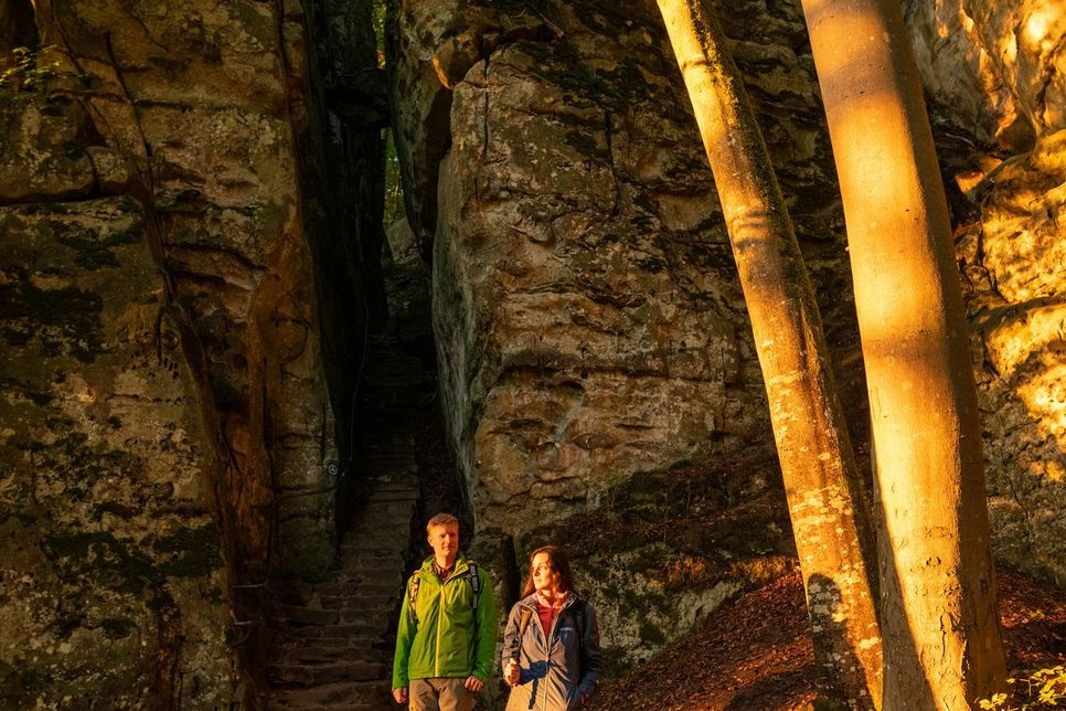 Am Fuße der Teufelsschlucht: 30 Meter hohe Felswände können Wanderer auf dem Felsenweg 6 entdecken.  Fotos (3): naturwanderpark.eu/Dominik Ketz