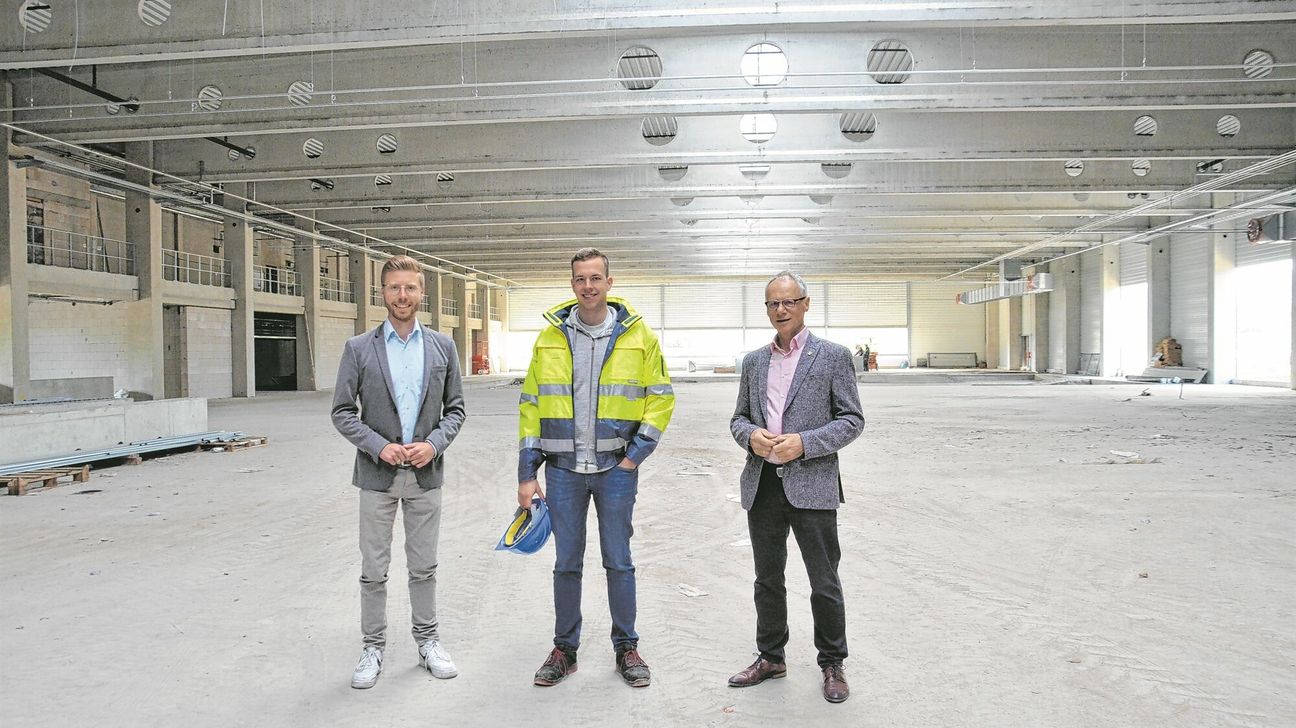 Bauherr Leonard Weiss führte Daniel Scheen-Pauls (l.) und Karl-Heinz Hermanns durch die Produktionsstätte von »Weiss-Packaging« mit einer Nutzfläche von 7000 Quadratmetern.