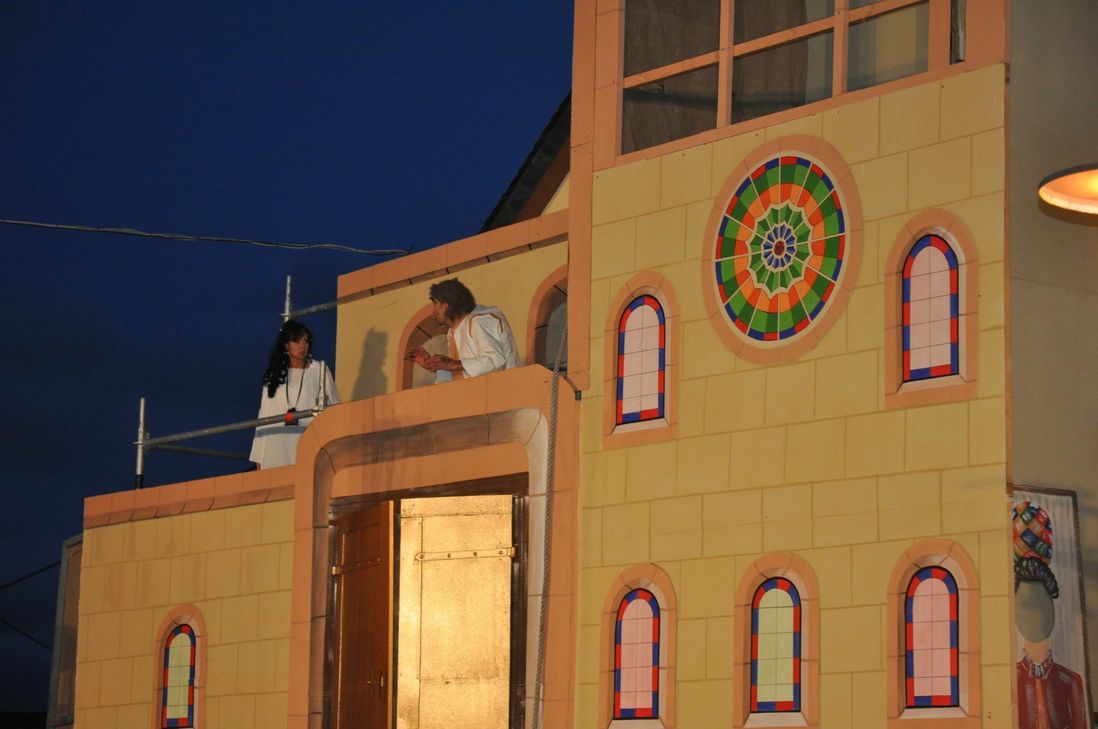La Esmeralda (Susanne Schubert) und Quasimodo (Stefan Gasser) auf dem Glockenturm.