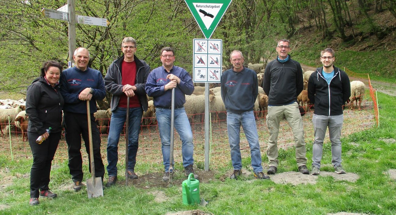 Vereinsvorsitzender Dieter Laux (2. v. l.) dankte besonders Vorstandsmitglied Andreas Klotz (4. v. l.) für die Umsetzung des Projekts.