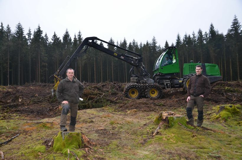 0,72 Hektar Fichtenwald mussten zwischen Höfen und Kalterherberg abgeholzt werden, da die Bäume vom Borkenkäfer befallen waren. Dabei bleibt der schwere Harvester auf den alten Rückegassen, damit der Waldboden nicht zu sehr verdichtet wird. Klaus-Jürgen Schmitz (l.) und Thomas Boden setzen nun auf eine Baumartenmischung, um den Monschauer Stadtwald für den Klimawandel und seine Folgen zu rüsten. Foto: T. Förster