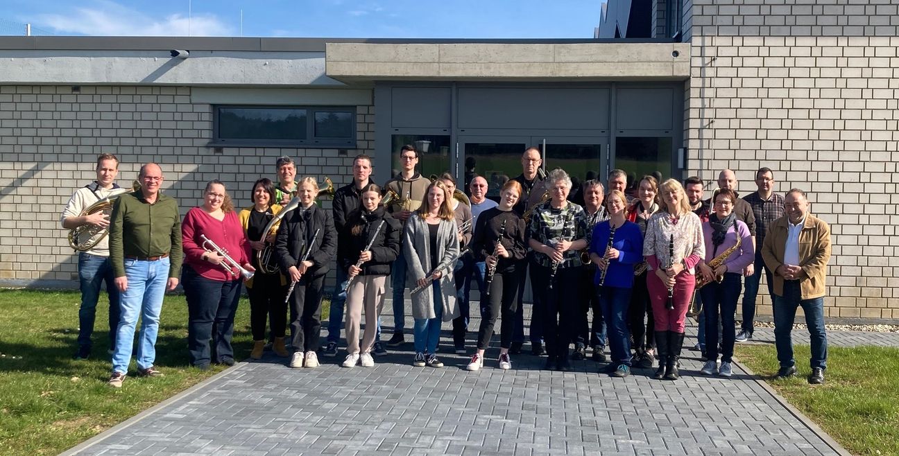 Die Musikerinnen und Musiker freuen sich auf das bevorstehende Konzert.