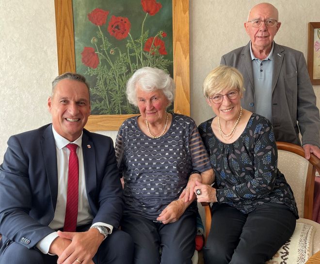 Bürgermeister Joachim Rodenkirch (l.) gratuliert Ingeborg Geimer gemeinsam mit ihrer Tochter Hildegard Ohrndorf (r.) und ihrem Schwiegersohn Dieter Ohrndorf zum 100. Geburtstag