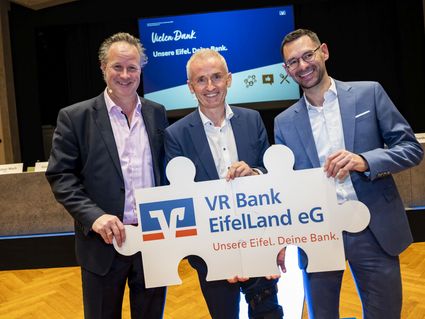 Zwei Puzzleteile werden eins: Die Vorstände Jan Brandenburg (v.l.), Kai Zinken und Manfred Heinisch freuen sich auf den gemeinsamen Weg als VR Bank EifelLand.