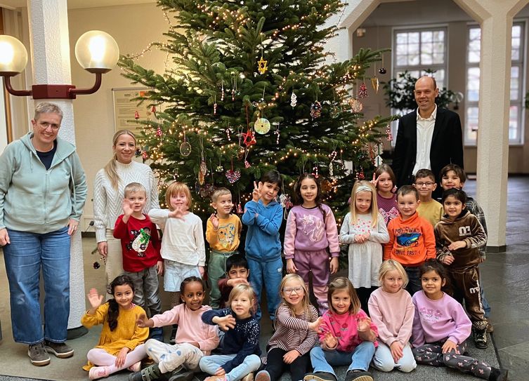 Kinder der katholischen Kindertagesstätte St. Josef schmücken den Weihnachtsbaum in der Kreisverwaltung.