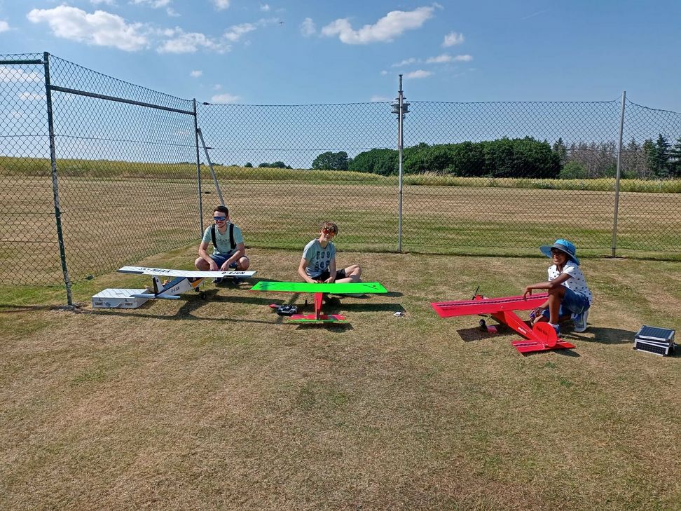 »In der Hof« müssen die Modellflieger am Boden bleiben - einen alternativen Flugplatz haben die Simmerather »Kraniche« bislang nicht gefunden. Nun hofft man durch die Umstellung auf elektrobetrieben Modellflugzeugen doch noch ein geeignetes Grundstück zu finden.