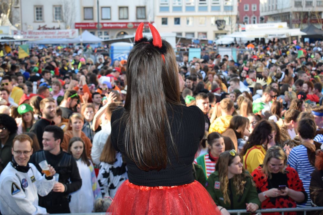 In Bad Kreuznach wird in den kommenden Tagen Straßenfastnach gefeiert - das hat Auswirkungen auf den Pkw-Verkehr.