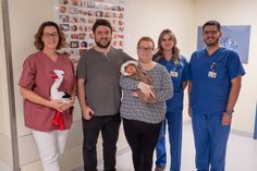 Das Team des Kreißsaal mit den frisch gebackenen Eltern und ihrer kleinen Nella Jolie