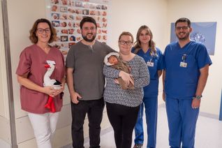 Das Team des Kreißsaal mit den frisch gebackenen Eltern und ihrer kleinen Nella Jolie