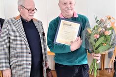 Vorsitzender Werner Cosler (l.) verlieh Rolf Wilden (r.) die Ehren-Urkunde des Heimat- und Geschichtsvereins Roetgen. Foto: Günther Sander