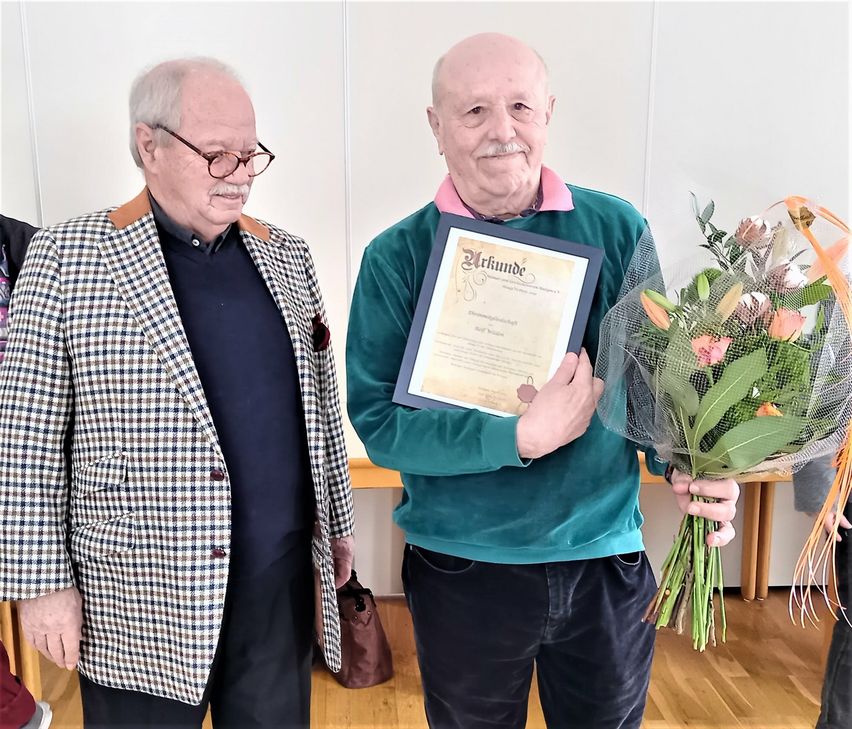 Vorsitzender Werner Cosler (l.) verlieh Rolf Wilden (r.) die Ehren-Urkunde des Heimat- und Geschichtsvereins Roetgen. Foto: Günther Sander