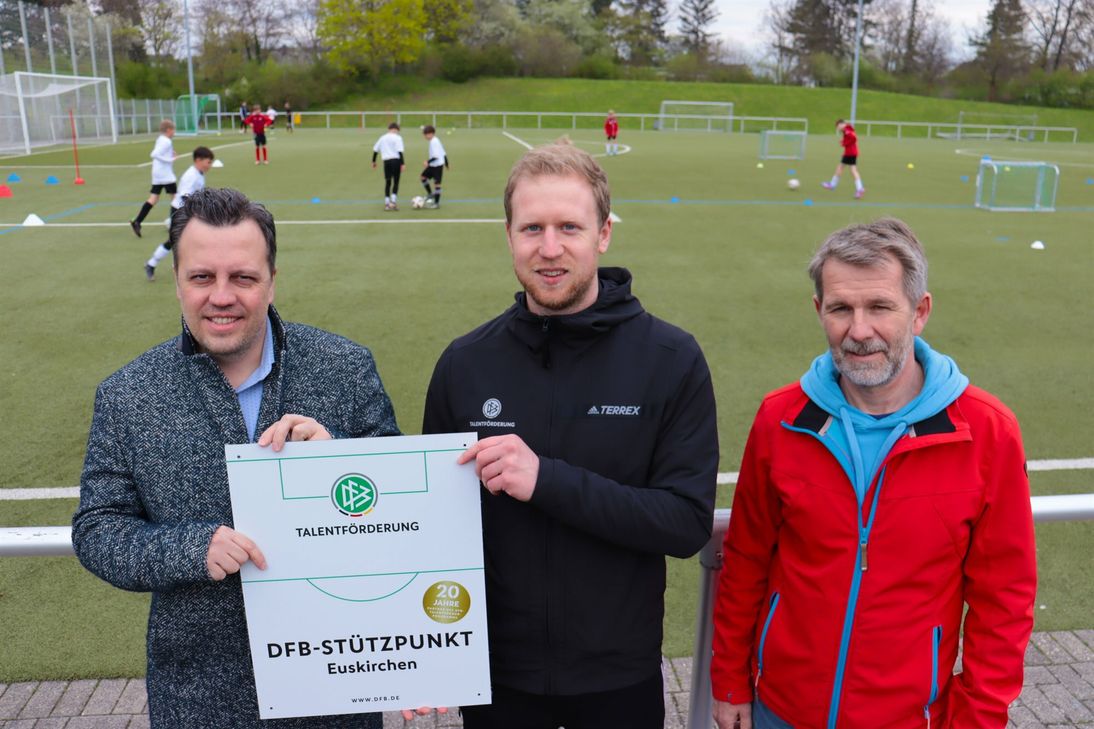 Zum 20-jährigen Bestehen der Zusammenarbeit zwischen Stadt und DFB wurde eine Plakette am Erftstadion Stadion angebracht.
